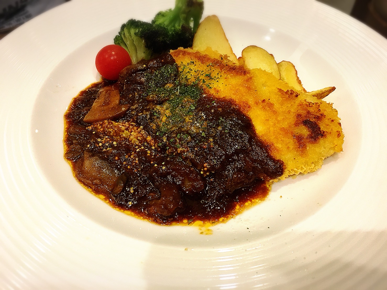 【池袋駅】自家製パン食べ放題とグリルで満腹「ビストロ309」の豚ロース肉のミルフィーユカツレツきのこ入りデミグラスソース