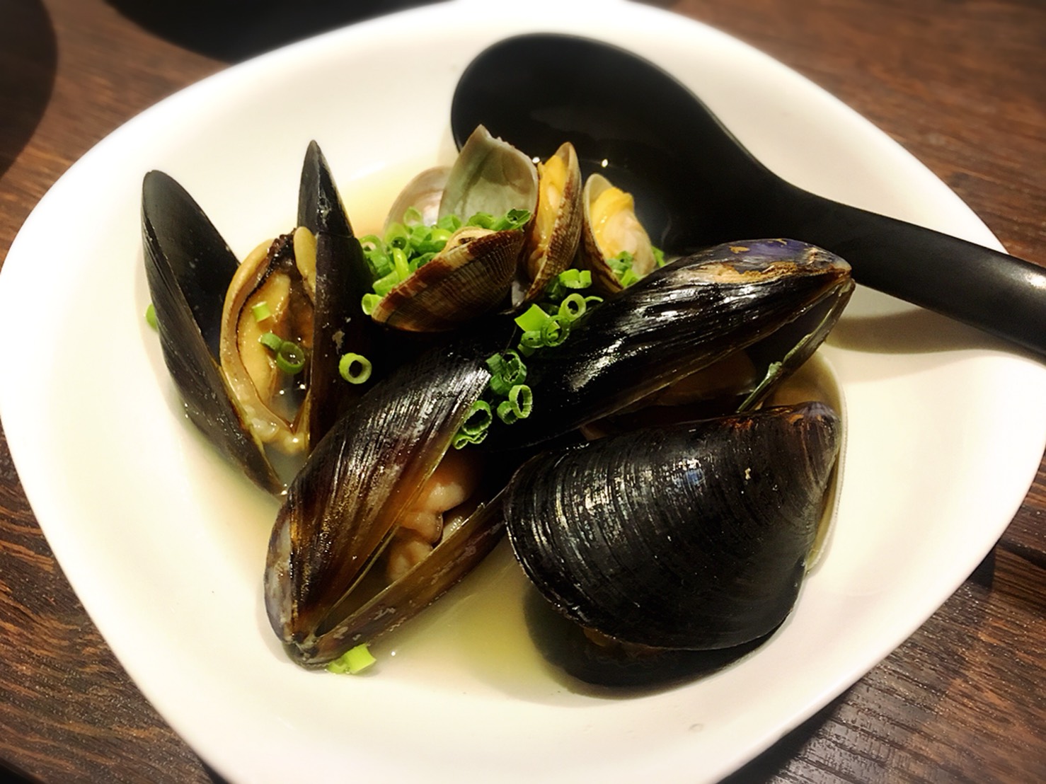 【池袋駅】いくらこぼれ丼を求めて「北海道知床漁場」のあさりとムール貝の酒蒸し