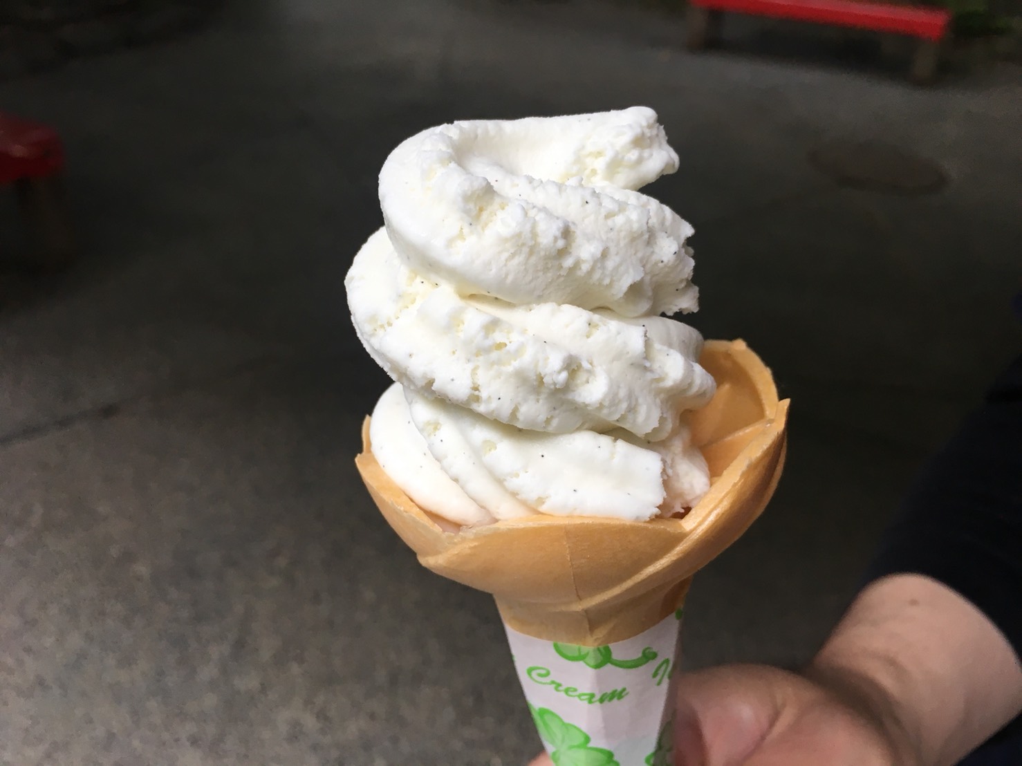 【飯田橋駅】江戸時代の中国趣味豊かな景観で一句「小石川後楽園」の小石川後楽園の売店のジェラート