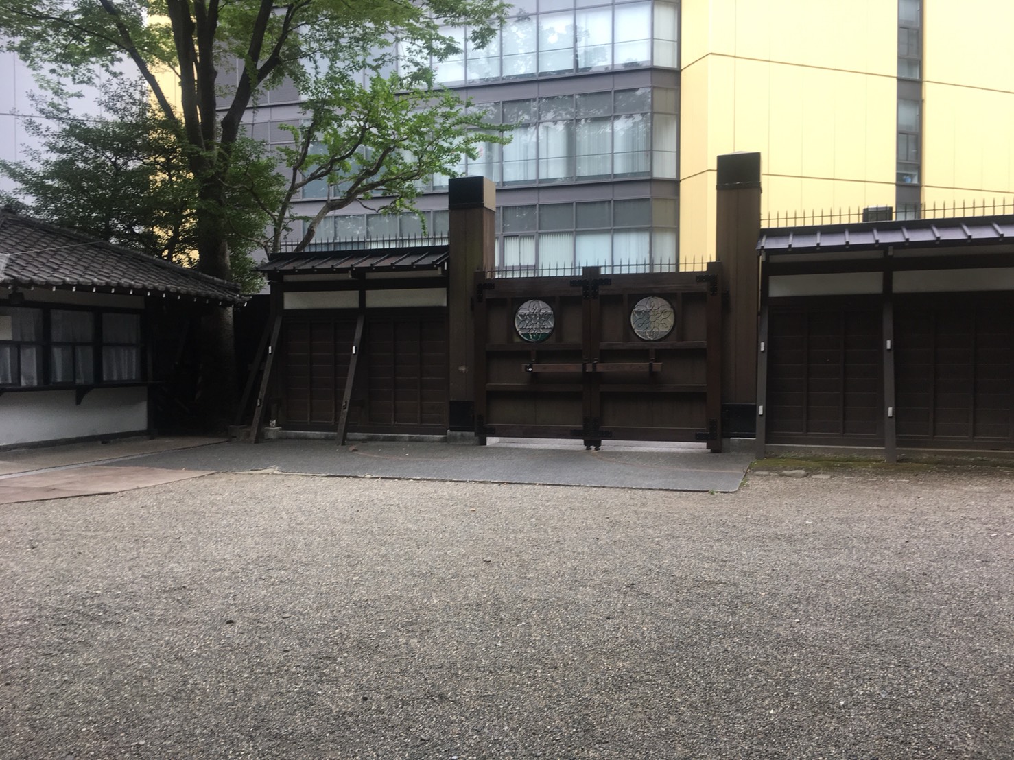 【飯田橋駅】江戸時代の中国趣味豊かな景観で一句「小石川後楽園」の赤門1