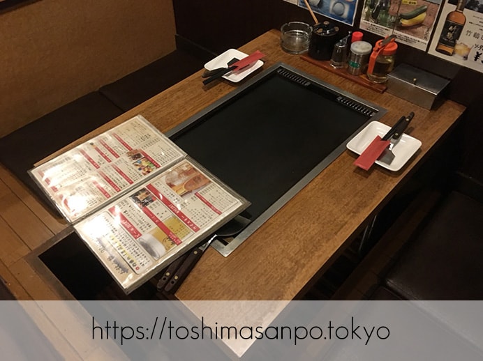 【池袋駅】この上ない美味発見!お好み焼き・もんじゃの最上級ってここ!?「灼楽(しゃくら)1号店」のテーブル
