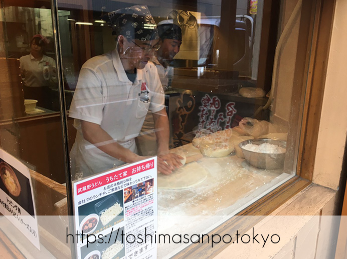 【池袋駅】埼玉名物の強烈極太麺!池袋でも食べられる!武蔵野うどんの人気店「うちたて家」の麺打ち