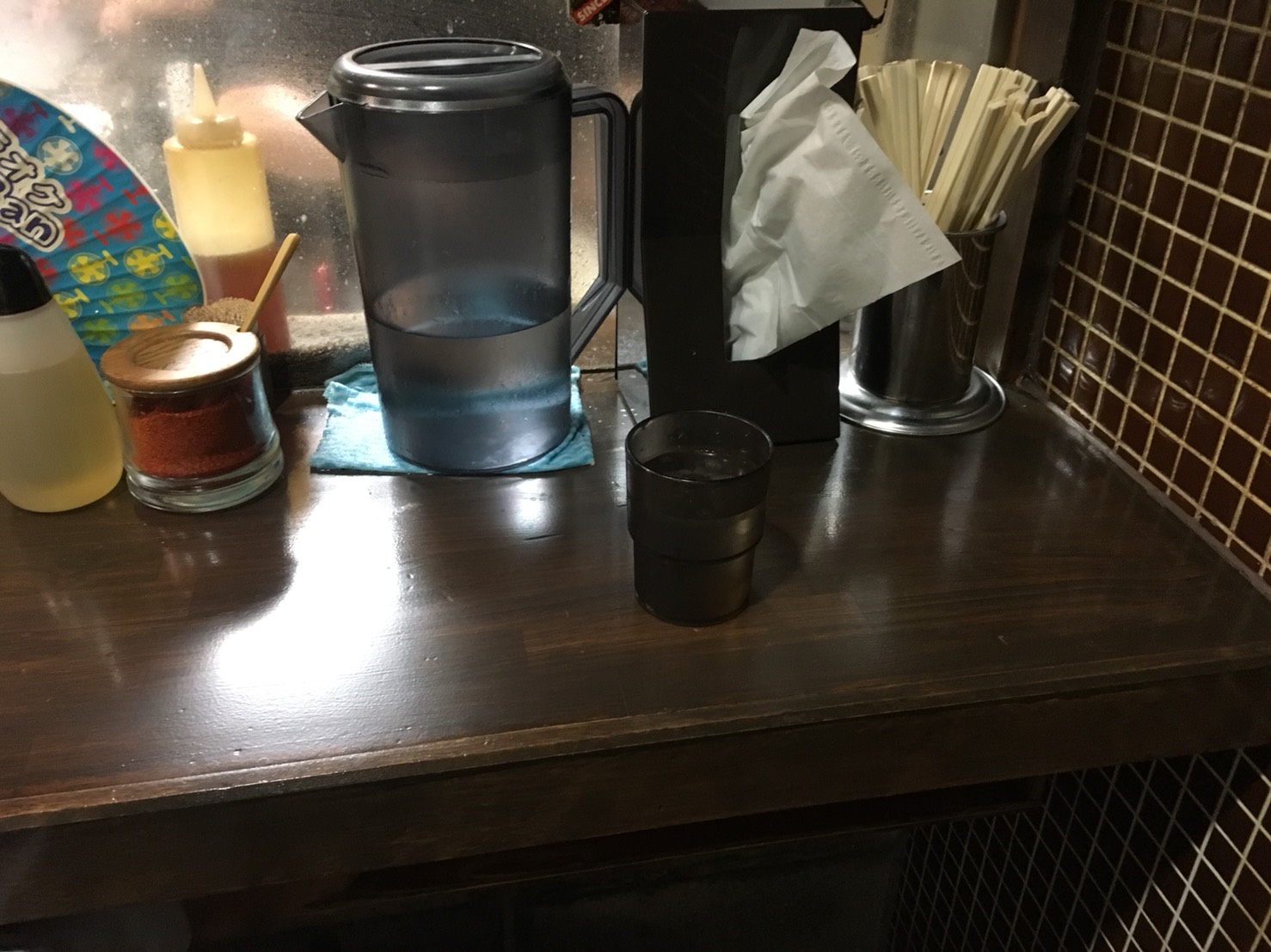 【池袋駅】常に行列!マッチョな味噌ラーメン「麺処 花田池袋店」のテーブル