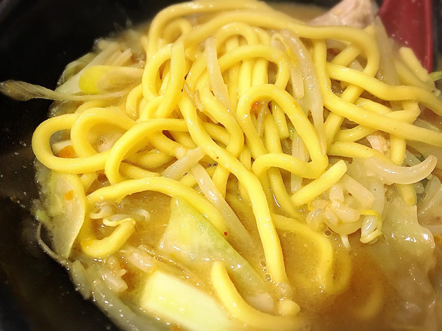 【池袋駅】常に行列!マッチョな味噌ラーメン「麺処 花田池袋店」の味玉味噌チャーシュー麺ズーム