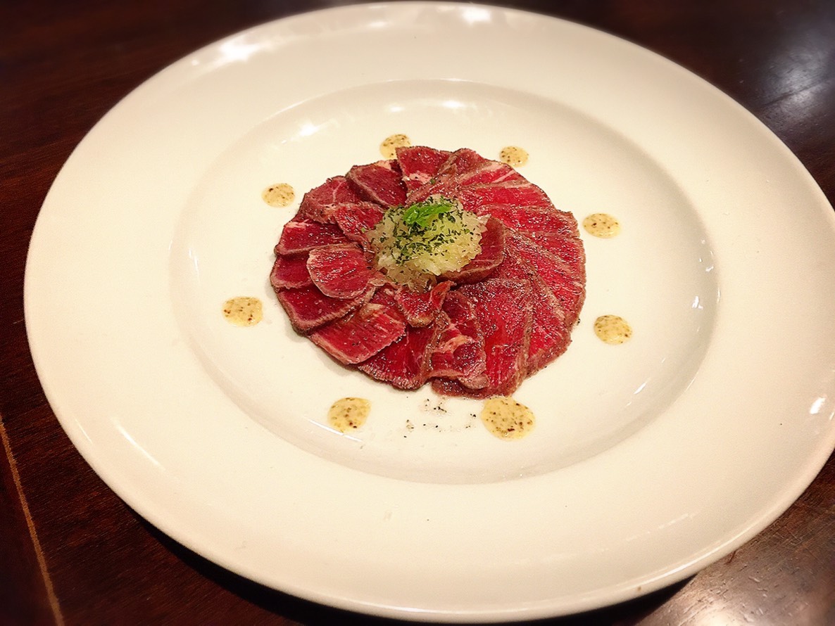 【池袋駅】いい感じのクセが後を引く「nobu」のイタリアンが愛情深い!の牛タタキ風カルパッチョ