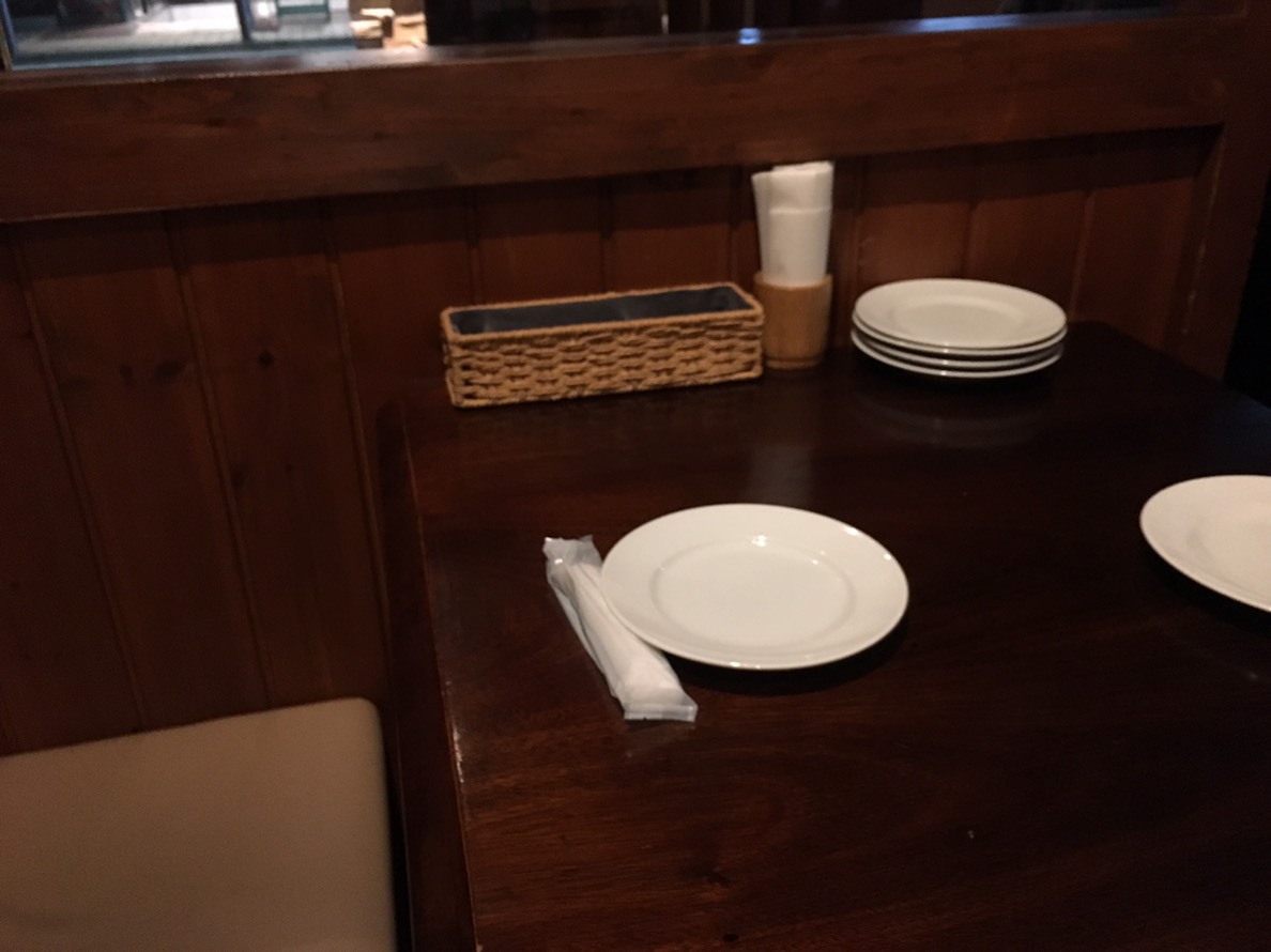 【池袋駅】いい感じのクセが後を引く「nobu」のイタリアンが愛情深い!のテーブル