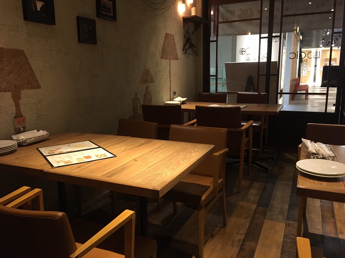 【池袋駅】カジュアルイタリアン「LOGIC 池袋東口」で本格ピザを堪能!の店内2