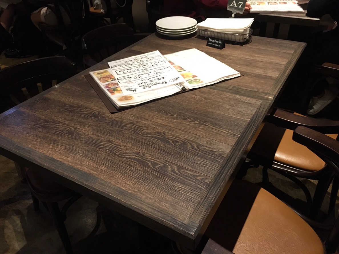 【池袋駅】カジュアルイタリアン「LOGIC 池袋東口」で本格ピザを堪能!のテーブル