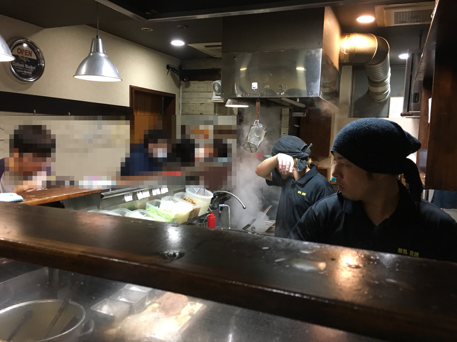 【池袋駅】常に行列!マッチョな味噌ラーメン「麺処 花田池袋店」の店内