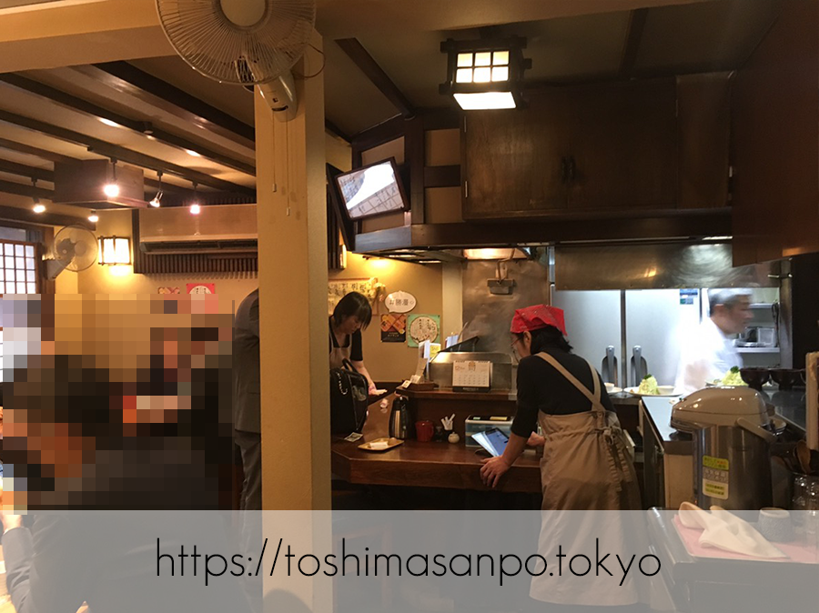 【淡路町駅】ミシュラン掲載!こだわりとんかつの老舗「勝漫」の店内