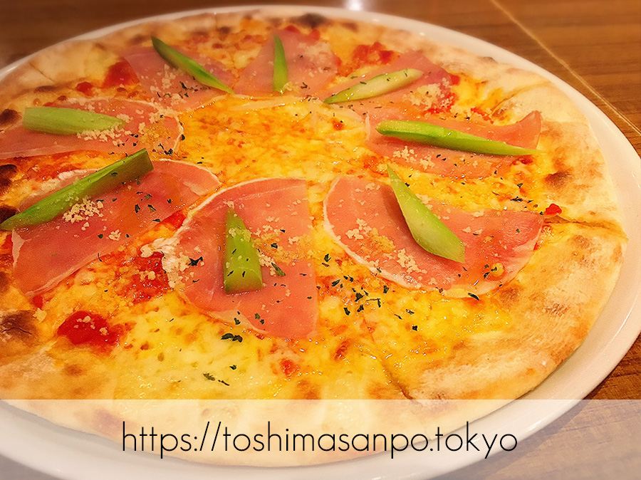 【大塚駅】コスパ悩ましい...カジュアルイタリアン「マイアミパティオ」の生ハムのピザ