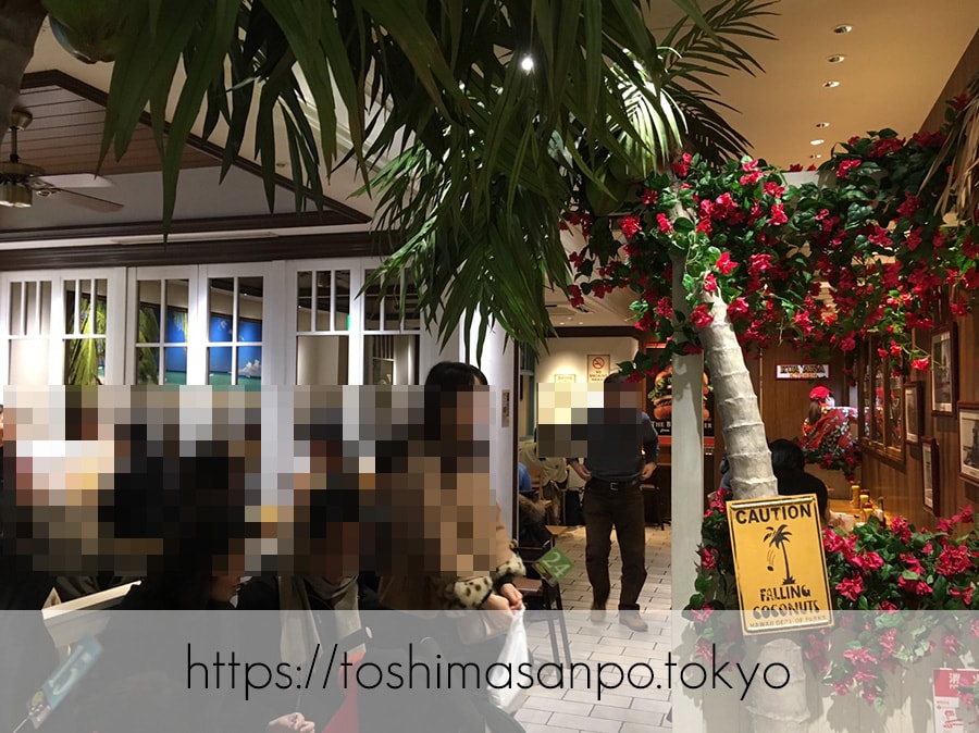 【池袋駅】早速食べ比べハワイのハンバーガー「KUA`AINA クア・アイナ」の店内