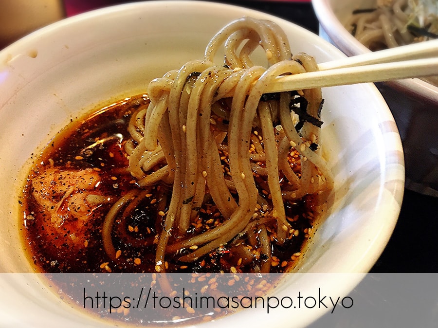 【池袋駅】なぜ蕎麦にラー油を入れるのか。理由はたぶん美味しいから。「壬生」の肉そば初めまして!の鶏そばのアップ
