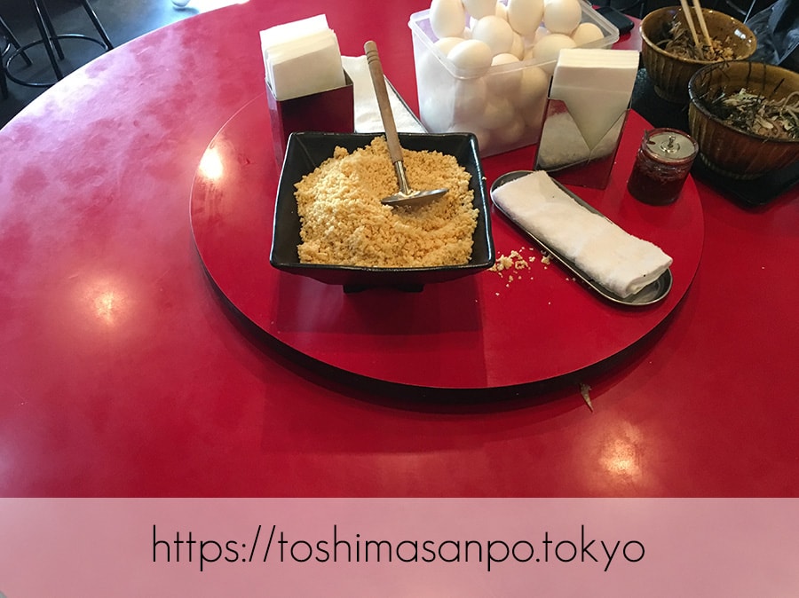 【池袋駅】なぜ蕎麦にラー油を入れるのか。理由はたぶん美味しいから。「壬生」の肉そば初めまして!のテーブル