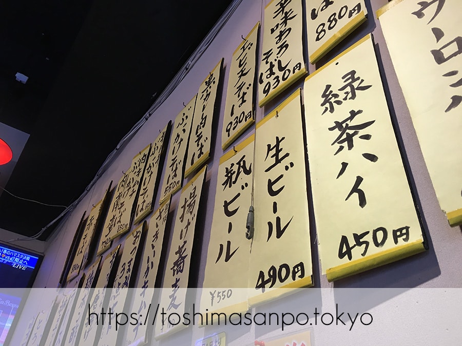【池袋駅】なぜ蕎麦にラー油を入れるのか。理由はたぶん美味しいから。「壬生」の肉そば初めまして!の店内