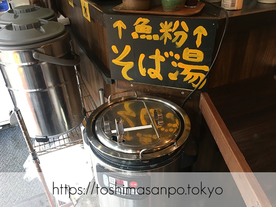 【池袋駅】なぜ蕎麦にラー油を入れるのか。理由はたぶん美味しいから。「壬生」のそば湯