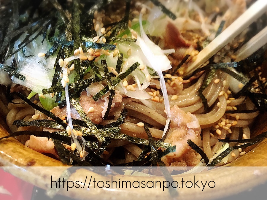 【池袋駅】なぜ蕎麦にラー油を入れるのか。理由はたぶん美味しいから。「壬生」の肉そば初めまして!の肉そばのアップ1