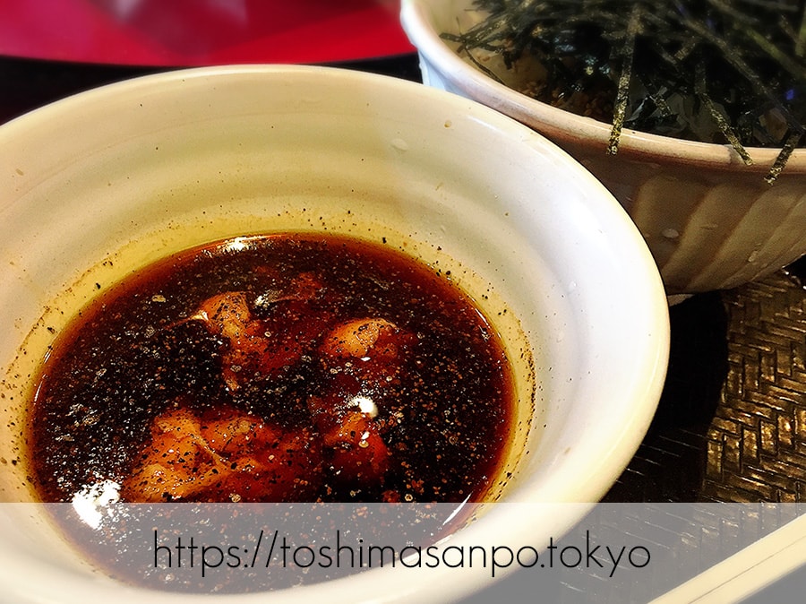 【池袋駅】なぜ蕎麦にラー油を入れるのか。理由はたぶん美味しいから。「壬生」の肉そば初めまして!の鶏そばのつゆ