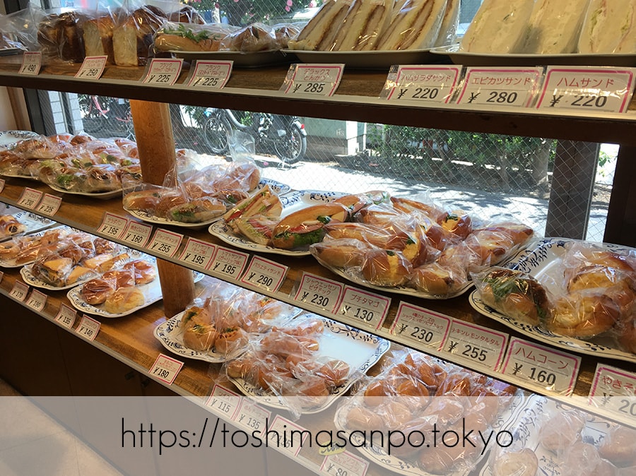 【向原駅】惣菜パン・菓子パン種類いっぱい!早朝開店アットホームな「大松ベーカリー」の店内5
