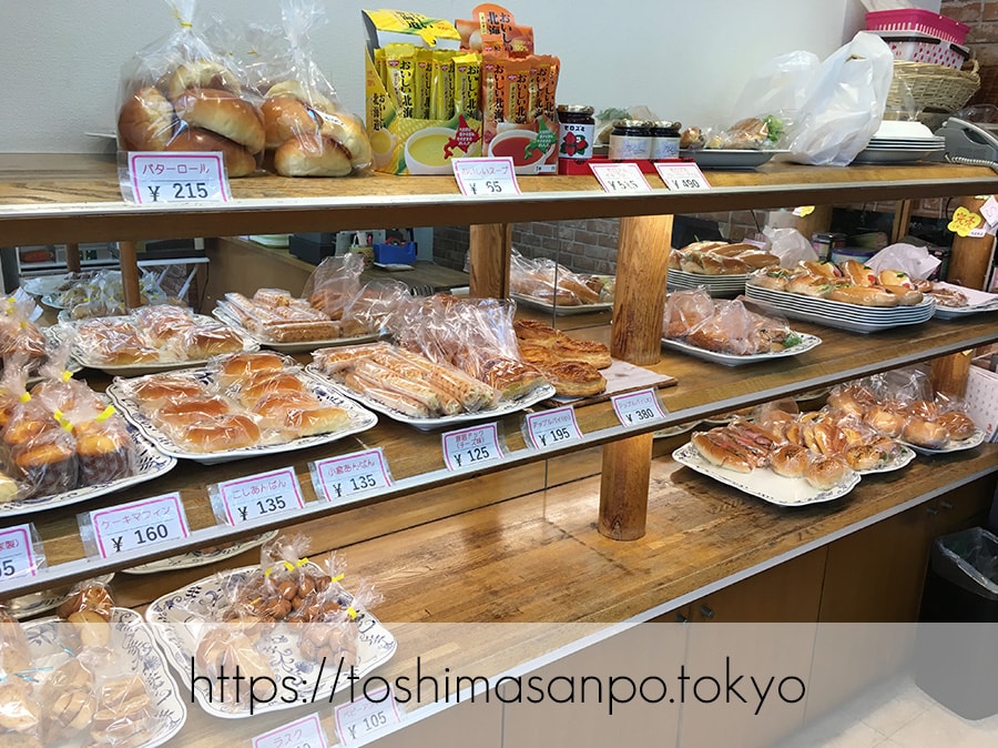 【向原駅】惣菜パン・菓子パン種類いっぱい!早朝開店アットホームな「大松ベーカリー」の店内1