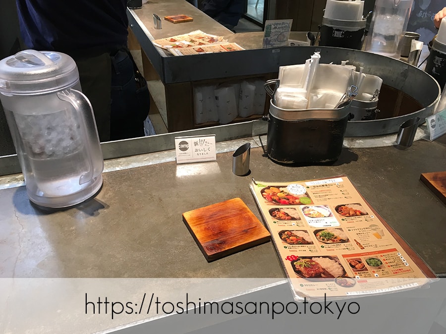 【池袋駅】駅ナカ!アウトドア感の「野菜を食べるカレー camp express」でごろごろ野菜カレーを食べる。の「野菜を食べるカレーcamp express 池袋店」テーブル