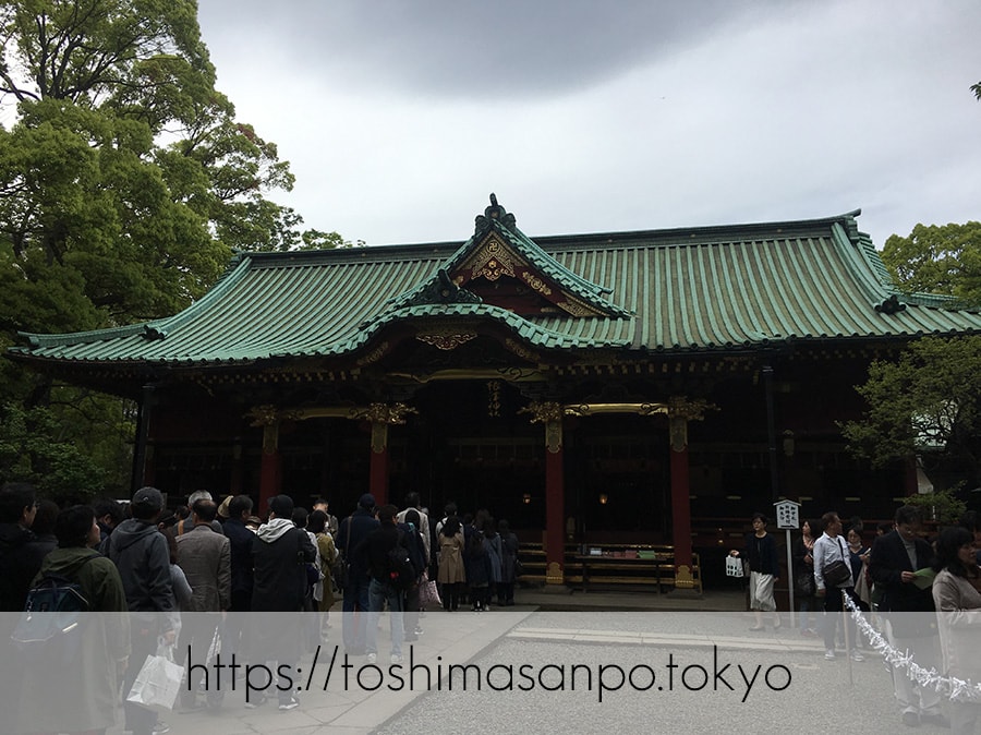 【根津駅】「根津神社」で満開「文京つつじまつり」5月6日まで開催中。「八重垣煎餅」でつつじ煎餅をお土産に♪の根津神社の桜門の社殿
