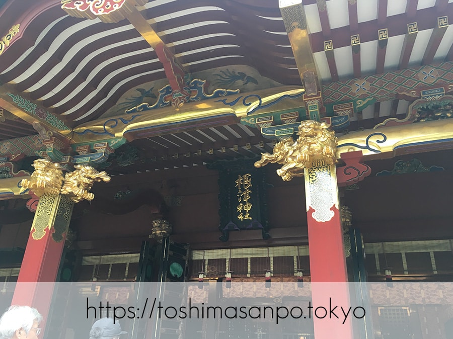 【根津駅】「根津神社」で満開「文京つつじまつり」5月6日まで開催中。「八重垣煎餅」でつつじ煎餅をお土産に♪の根津神社の桜門の社殿ズーム