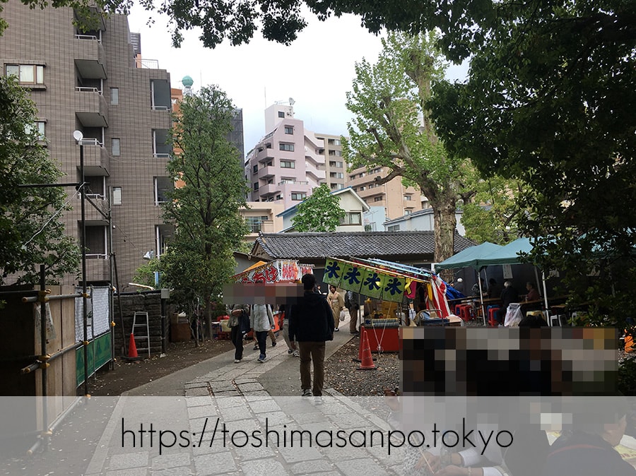 【根津駅】「根津神社」で満開「文京つつじまつり」5月6日まで開催中。「八重垣煎餅」でつつじ煎餅をお土産に♪の根津神社の出店1