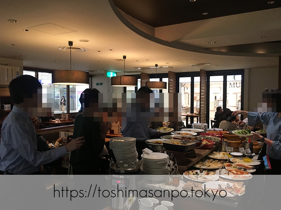 【新宿駅】ピザもパスタもスイーツも。大満足1280円ビュッフェ「PIZZA SALVATORE CUOMO サブナード」の店内