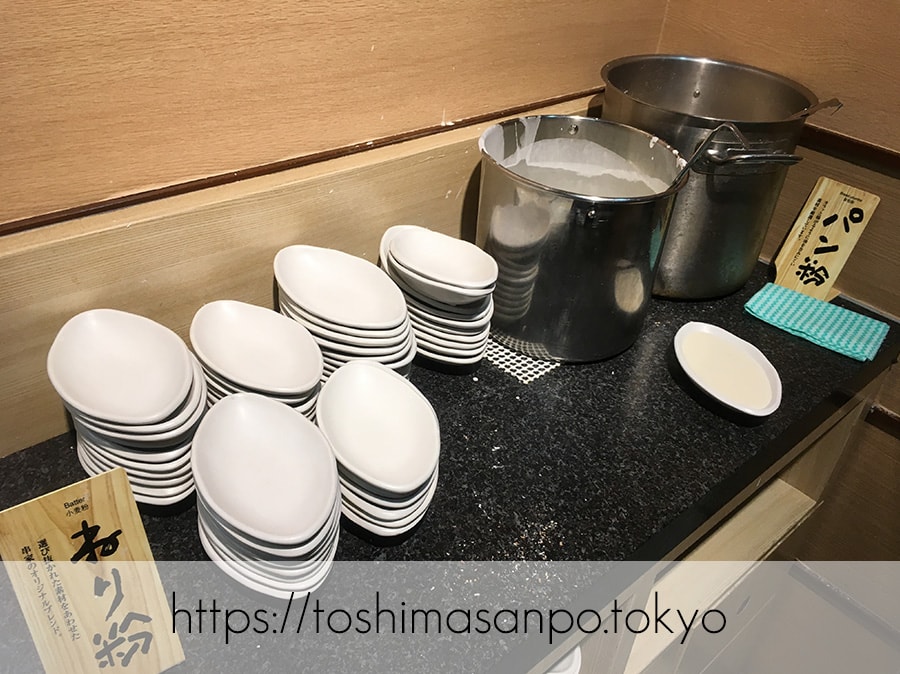 【池袋駅】なにこれ楽しい!みんなで行こうよ、自分で揚げる串揚げの食べ放題「串家物語 LABI1池袋店」のねり粉・パン粉のコーナー