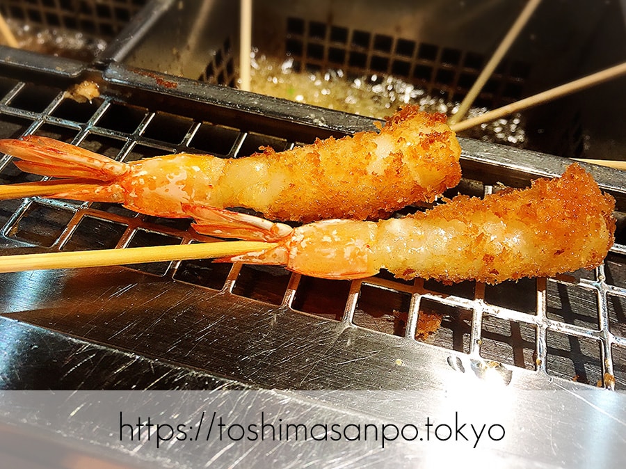 【池袋駅】なにこれ楽しい!みんなで行こうよ、自分で揚げる串揚げの食べ放題「串家物語 LABI1池袋店」の海老の串揚げ