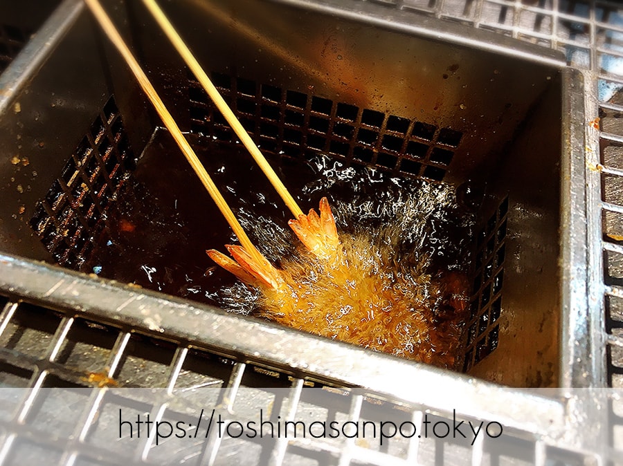 【池袋駅】なにこれ楽しい!みんなで行こうよ、自分で揚げる串揚げの食べ放題「串家物語 LABI1池袋店」の串を揚げる1