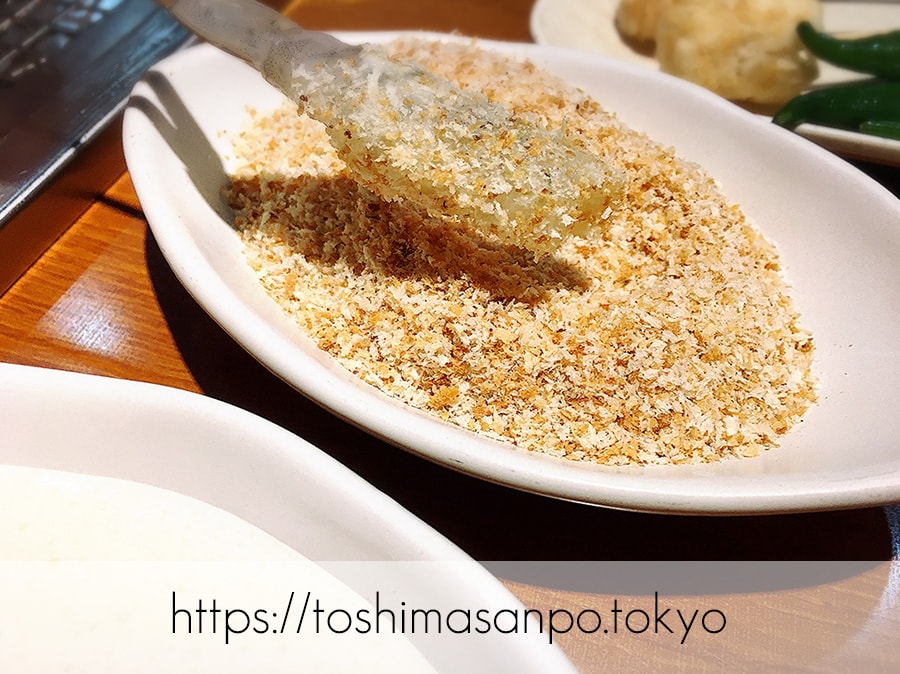 【池袋駅】なにこれ楽しい!みんなで行こうよ、自分で揚げる串揚げの食べ放題「串家物語 LABI1池袋店」の串にねり粉とパン粉をつける