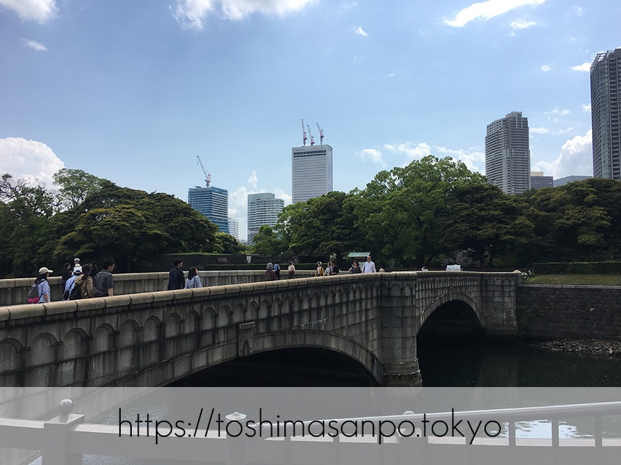 【汐留駅】水上バスにも乗れる!東京湾から繋がる江戸時代の広大な庭園「浜離宮恩賜庭園」の風情。の浜離宮恩賜庭園の大手門橋
