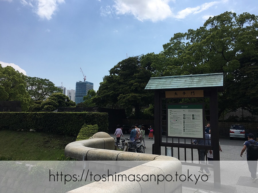 【汐留駅】水上バスにも乗れる!東京湾から繋がる江戸時代の広大な庭園「浜離宮恩賜庭園」の風情。の浜離宮恩賜庭園の大手門橋看板
