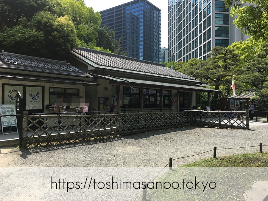 【汐留駅】水上バスにも乗れる!東京湾から繋がる江戸時代の広大な庭園「浜離宮恩賜庭園」の風情。の浜離宮恩賜庭園のサービスセンター