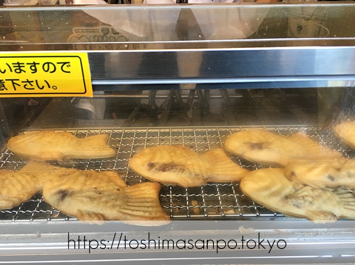 豊島区・池袋駅周辺:散策のお供にたい焼き食べよう〜!美味しいと有名な5店舗をご紹介。の鳴門鯛焼本舗池袋西口店のディスプレイ
