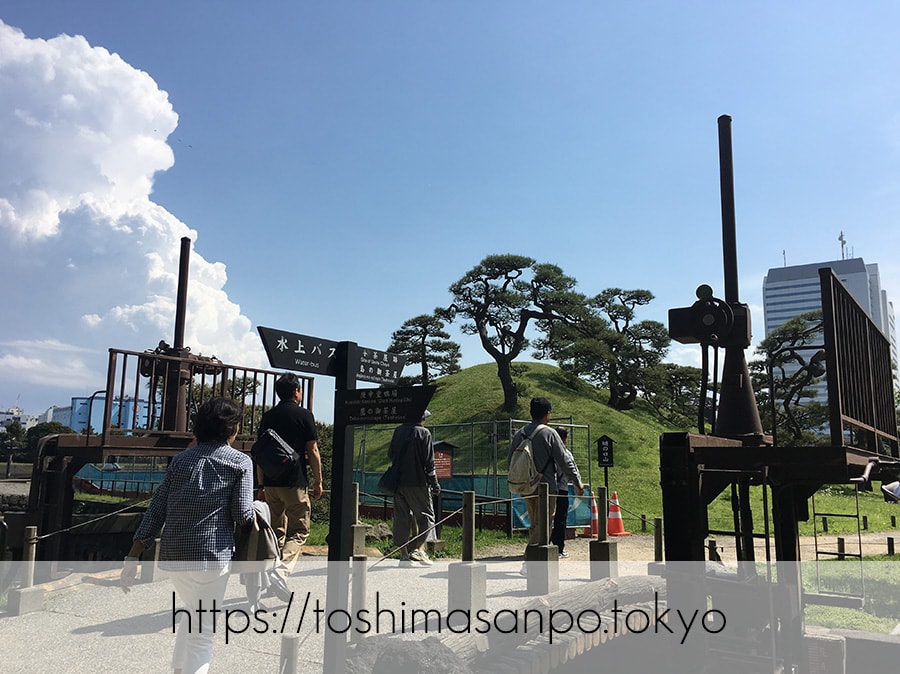 【汐留駅】水上バスにも乗れる!東京湾から繋がる江戸時代の広大な庭園「浜離宮恩賜庭園」の風情。の浜離宮恩賜庭園の横堀水門と樋の口山