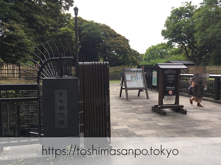 【汐留駅】水上バスにも乗れる!東京湾から繋がる江戸時代の広大な庭園「浜離宮恩賜庭園」の風情。の浜離宮恩賜庭園の中の御門