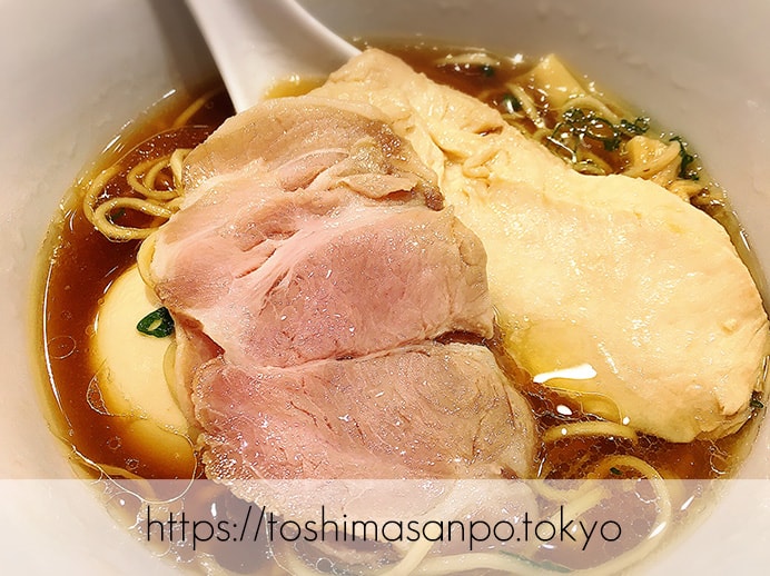 【池袋駅】ふわ〜っと広がる風味が最高!上品な贅沢ラーメンが大人気の「らぁ麺 はやし田 池袋店」の醤油ラーメンのチャーシュー