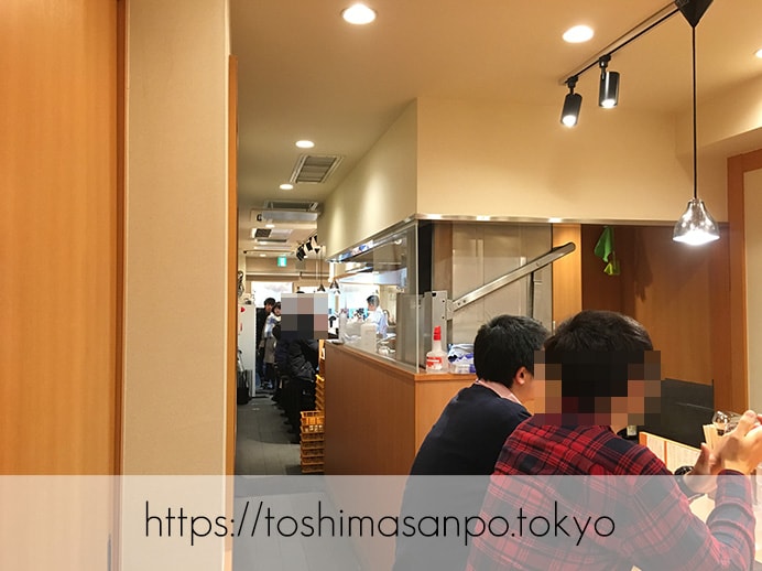 【池袋駅】ふわ〜っと広がる風味が最高!上品な贅沢ラーメンが大人気の「らぁ麺 はやし田 池袋店」の店内2