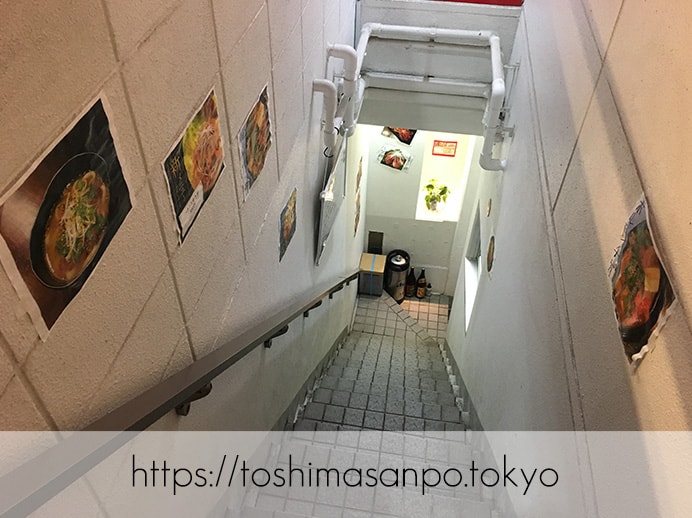 【大塚駅】独特な下味のお肉がなるほど美味しい!終戦のヤミ市から続く老舗焼肉「とらじ亭」の入口への階段