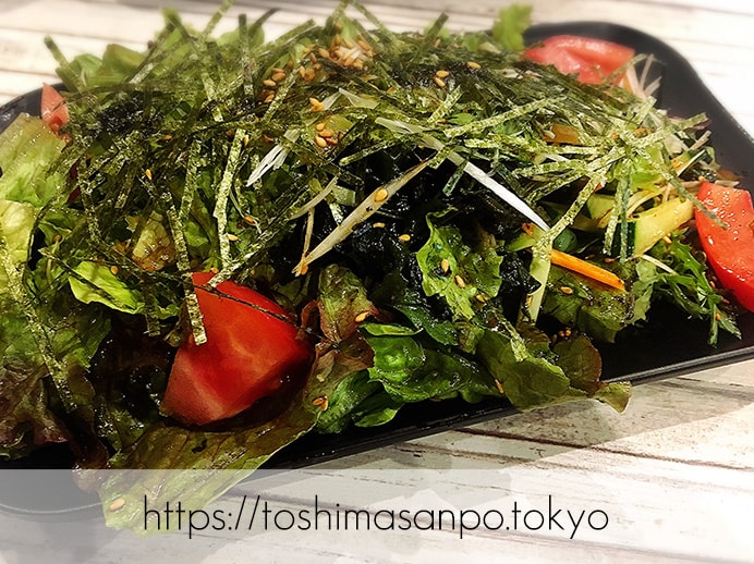 【大塚駅】独特な下味のお肉がなるほど美味しい!終戦のヤミ市から続く老舗焼肉「とらじ亭」のサラダ