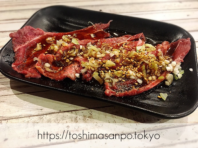 【大塚駅】独特な下味のお肉がなるほど美味しい!終戦のヤミ市から続く老舗焼肉「とらじ亭」のほほ肉