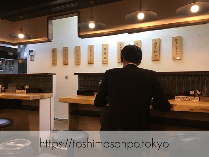 【大塚駅】意外とあっさりなパイコー麺(排骨麺)と山椒の汁なし担々麺で台湾の味「ラーメン嵬力」の店内2