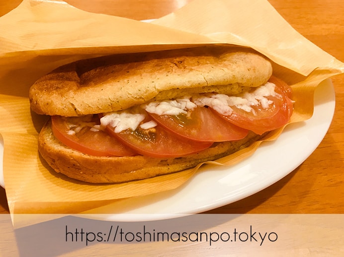 【池袋駅】タピオカ粉の創作パンはもちもち食感。意外とめっちゃお腹いっぱいに!「ぽんでCOFFEE」のぽんでサンドのフレッシュトマトとペコリーノ